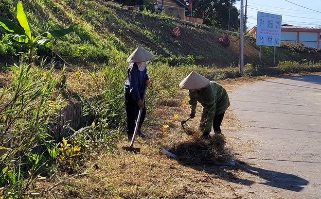 Đội vệ sinh môi trường đô thị Yên Bái thuộc Công ty TNHH Môi trường đô thị Yên Bái vệ sinh môi trường tại khu vực bờ hồ Km5, thành phố Yên Bái.  Ảnh minh họa.